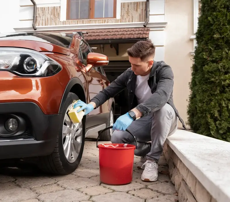 Lavage auto à domicile Charny Orée de Puisaye : professionnel intervenant sur un véhicule